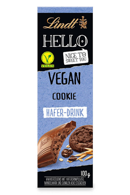 A foto mostra uma barra de chocolate com embalagem nas cores azul e preto onde se lê: Vegan Cookie