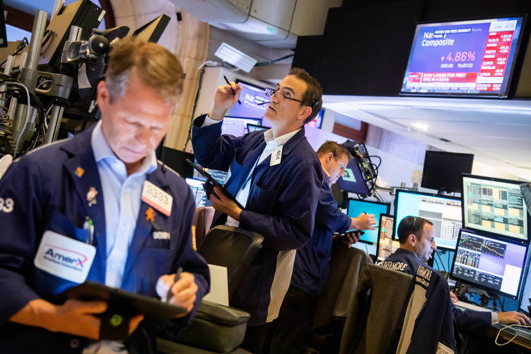 Operadores do mercado financeiro durante pregão na Bolsa de Valores de Nova York, nos Estados Unidos