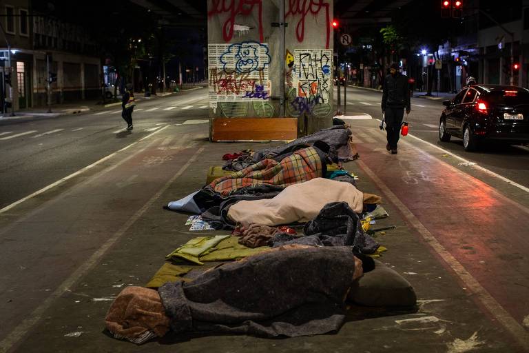 A capital paulista está cheia de moradores em situação de rua, famílias inteiras passando frio e fome