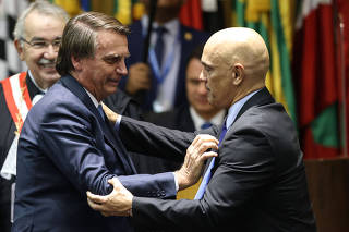 Jair Bolsonaro cumprimenta Alexandre de Moraes durante posse no TST