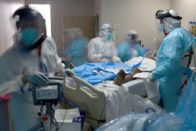Enfermeiros tratam de um paciente de Covid-19 no Centro Médico United Memorial, em Houston, no Texas