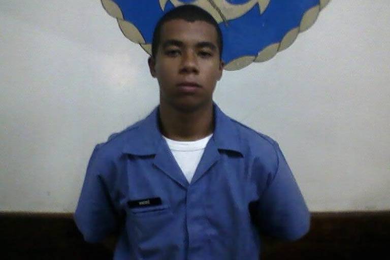 Retrato de jovem negro com uniforme da Marinha