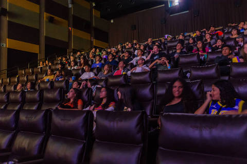 SÃO PAULO-SP, BRASIL, 14-05-2022 - CINEMAS TENTAM SAIR DO ESCURO - cinemas são a opção de lazer que resiste ao movimento da retomada pós pandemia. Monivemto geral no cinema Cinesystem, no Shopping Morumbi. (Foto: Ronny Santos/Folhapress, MERCADO)