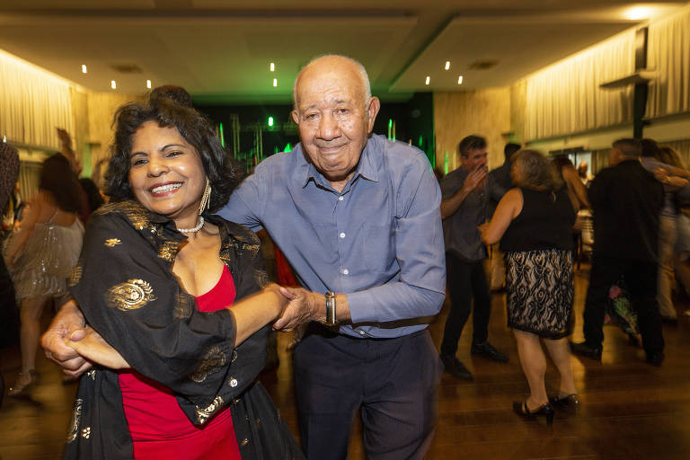 João de Macedo Oliveira dança com sua amiga, a advogada Joana Simas, 66, no baile Terças de Gala do Clube Atlético Ypiranga