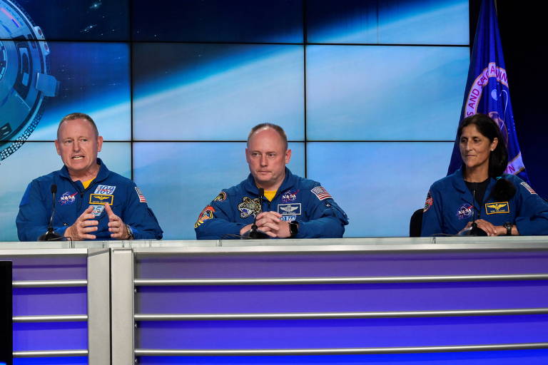 Astronautas Butch Wilmore, Mike Fincke e Sunny Wiiliams concedem entrevista coletiva no Centro Espacial Kennedy, na Flórida. Eles devem participar de missões futuras da Starliner