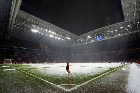 Workers clean the snow from the pitch after the Champions League soccer match between Galatasaray and Juventus was paused for 20 minutes due heavy snowfall in Istanbul December 10, 2013.  REUTERS/Murad Sezer (TURKEY  - Tags: SPORT SOCCER)   ORG XMIT: RSS15