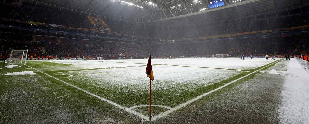 Estádio em Istambul coberto de neve depois de jogo da Champions League entre o Galatasaray, da Turquia, e a Juventus, da Itália, em 2013