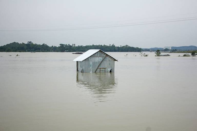 Enchente em Bangladesh e erupção do Monte Merapi, na Indonésia; veja fotos de hoje