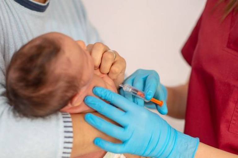 Imagem mostra um bebê recebendo uma vacina