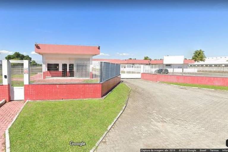 Imagem de reprodução do Google Street View mostra a fachada de uma fábrica