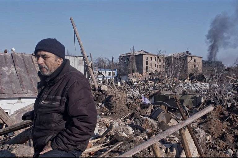 cena de documentário mostra cidade destruída