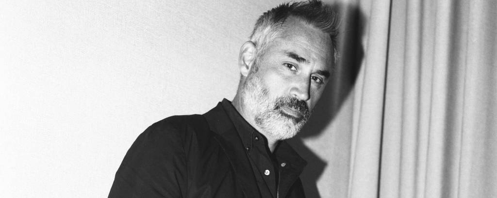 Retrato em preto e branco do roteirista e diretor de ciname Alex Garland