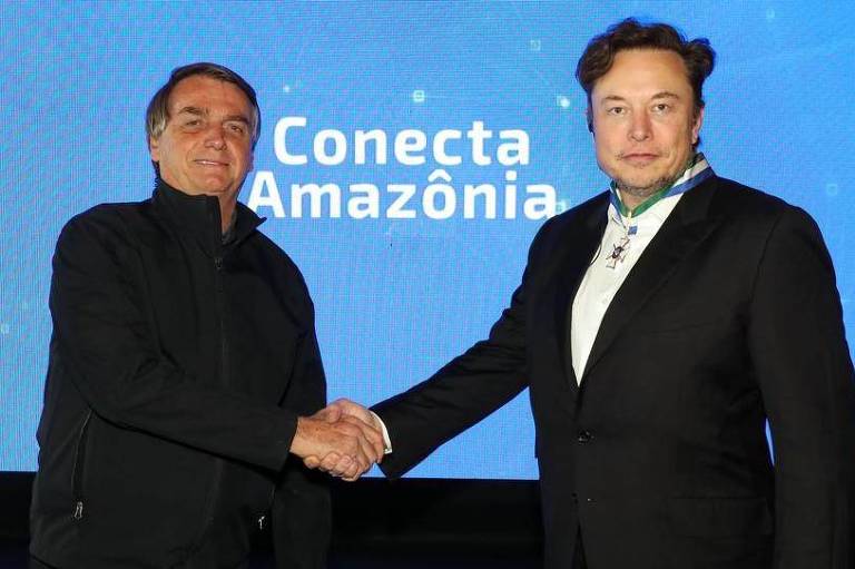 Presidente Jair Bolsonaro (PL) cumprimenta o empresário Elon Musk, durante visita do bilionário ao Brasil
