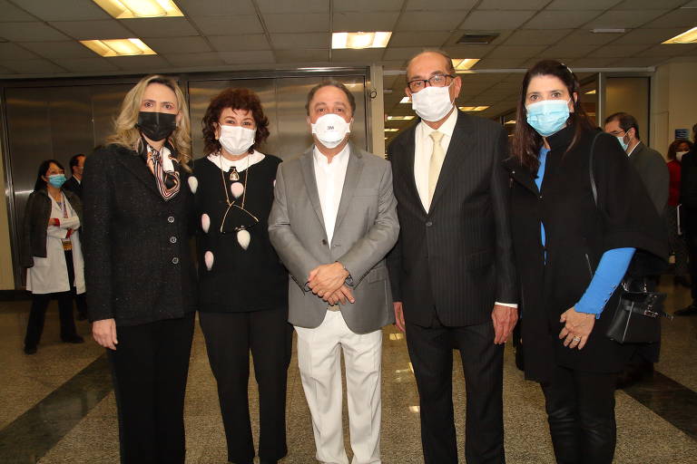 A médica Ludhmila Hajjar, Guiomar Mendes, o médico Roberto Kalil Filho, o ministro do STF Gilmar Mendes, e a médica Claudia Cozer 