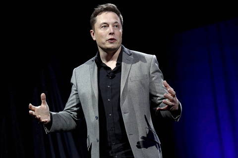 FILE PHOTO: Tesla CEO Elon Musk speaks at an event in Hawthorne, California April 30, 2015. REUTERS/Patrick T. Fallon/File Photo ORG XMIT: FW1