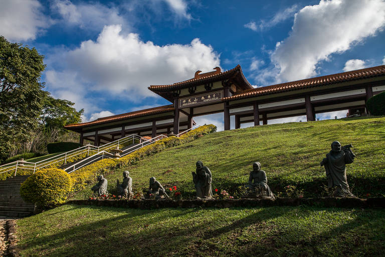 Templo Zu Lai, em Cotia, reabre para visitas - 20/05/2022 - Passeios - Guia  Folha