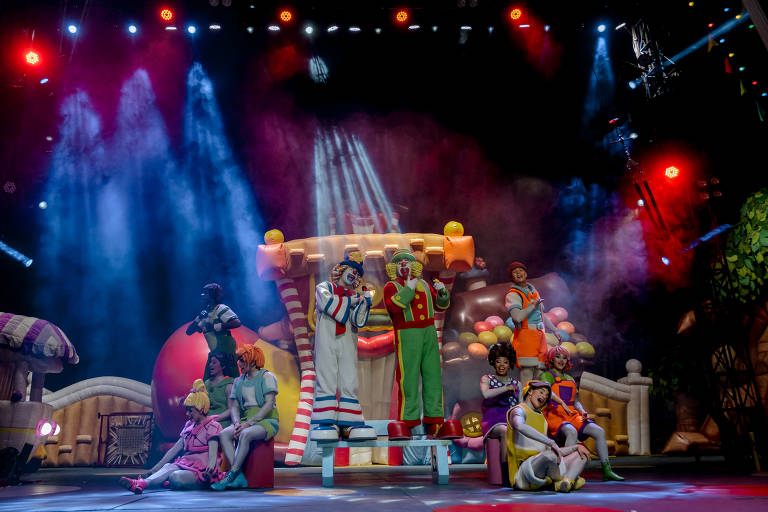Cena do espetáculo Patati Patatá Circo Show, que mistura canções dos palhaços e performances circenses