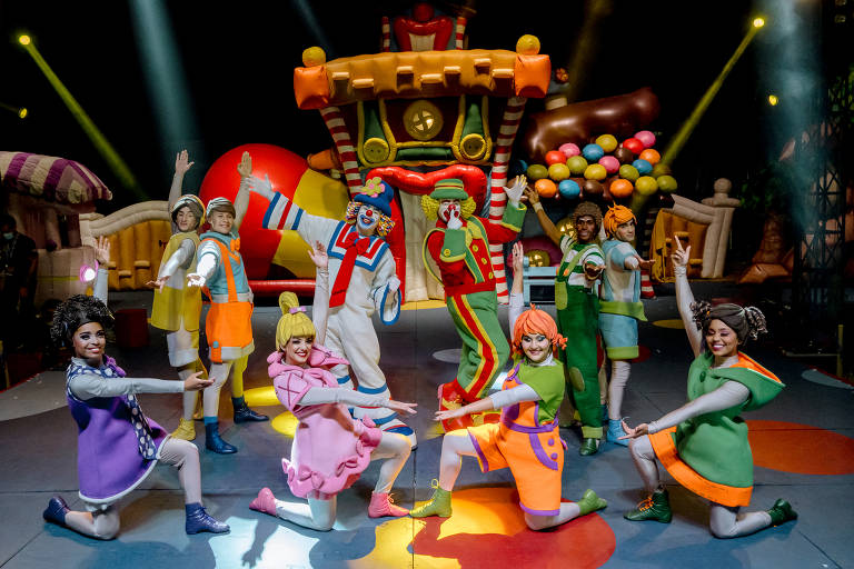 Palhaços  Patati e Patatá posam com grupo de bailarinos em picadeiro de um circo