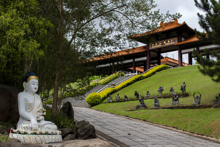 Templo Zu Lai, em Cotia, reabre para visitas - 20/05/2022 - Passeios - Guia  Folha