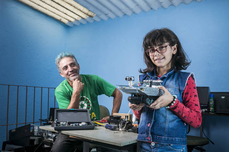 José Sales Neto, fundador da Metarecicla, e sua filha, Stella, que segura o Nerd, robô de monitoramento de hortas