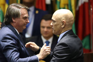 Jair Bolsonaro cumprimenta Alexandre de Moraes durante posse no TST