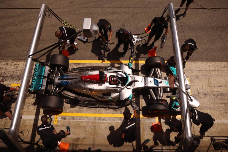 Carro de George Russell, companheiro de Hamilton na Mercedes, durante treinos no circuito de Barcelona, neste sábado (21)