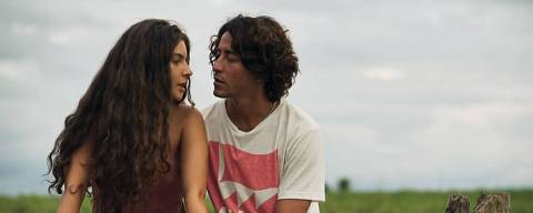 Juma (Alanis Guillen) e Jove (Jesuíta Barbosa) em cena na novela Pantanal