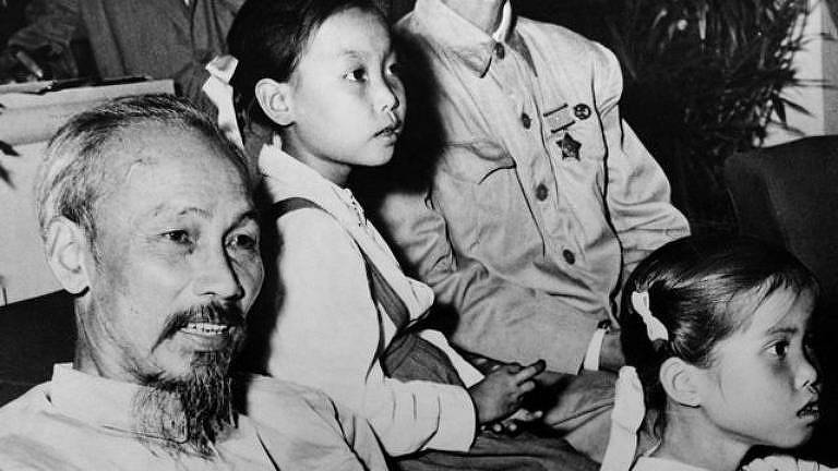 Ho Chi Minh durante encontro com jovens e crianças vietnamitas