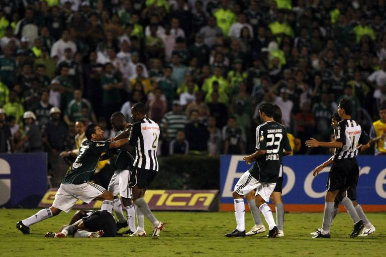 Confusão entre Diego Souza e o zagueiro Domingos, do Santos, no Campeonato Paulista de 2009