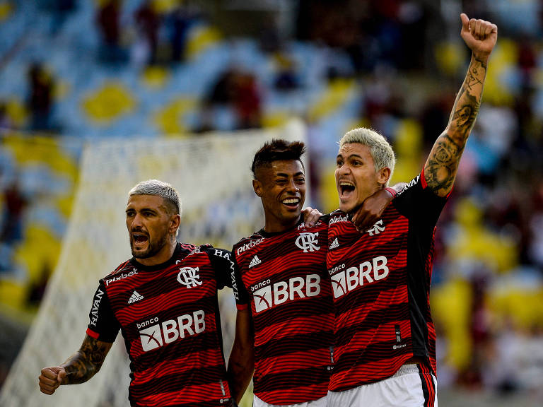 Arrascaeta, Bruno Henrique e Pedro durante partida do Flamengo pelo Campeonato Brasileiro