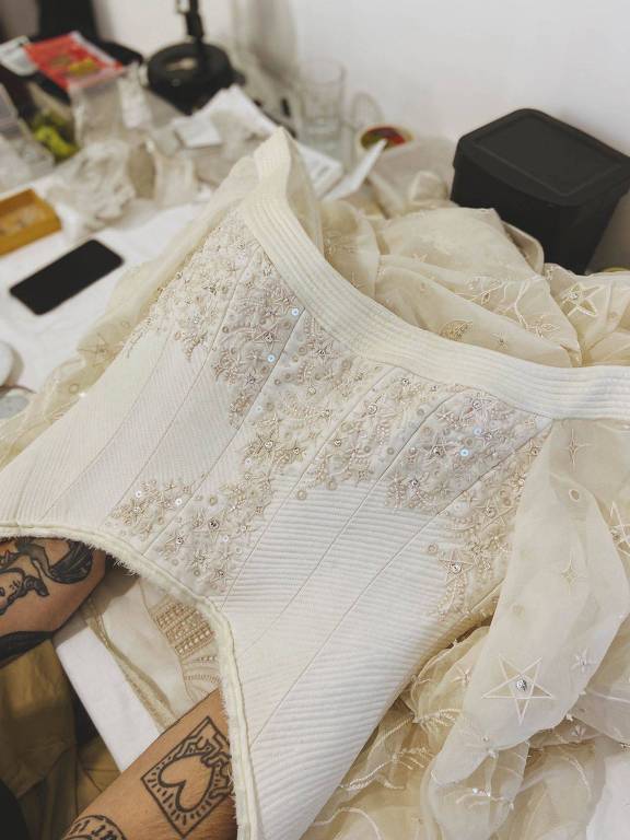 Veja fotos inéditas da confecção do vestido usado por Janja em casamento com Lula