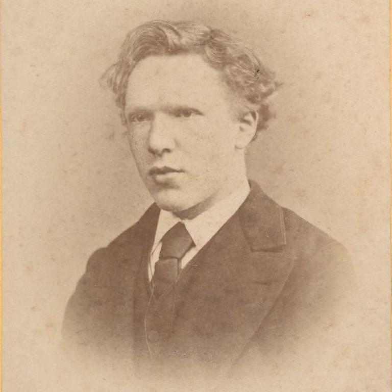 Vincent van Gogh aos 19 anos. Ele usa terno e gravata.