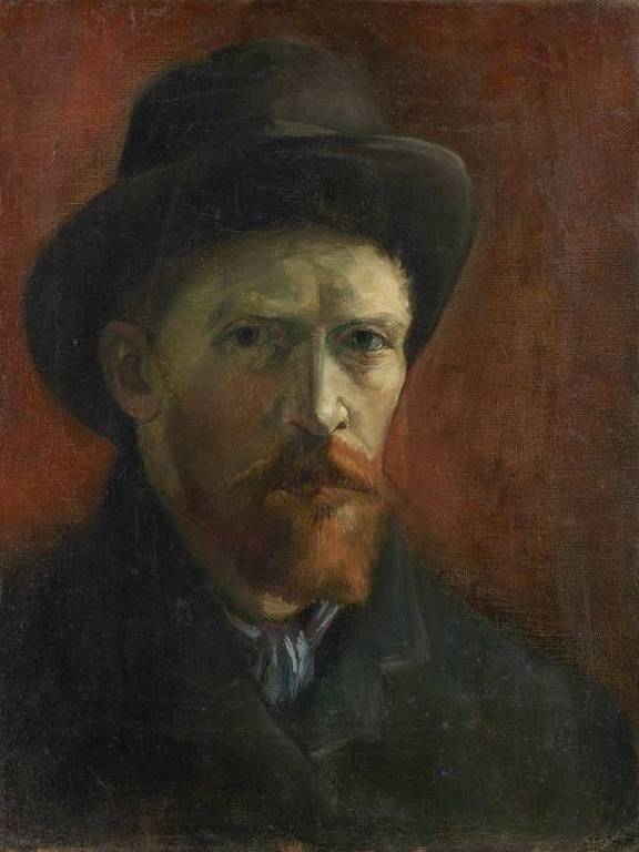Van Gogh em autorretrato feito entre 1886 e 1887. Ele usa chapéu preto de feltro e casaco preto. A pintura tem tons escuros.