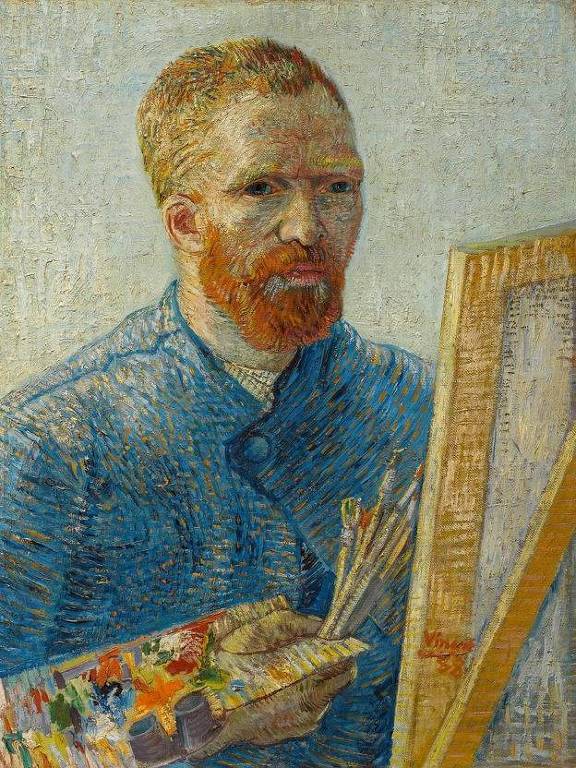 Autorretrato de Van Gogh feito entre dezembro de 1887 e fevereiro de 1888. Ele usa camisa azul e está pintando uma tela. Ele tem pincéis e uma paleta nas mãos.