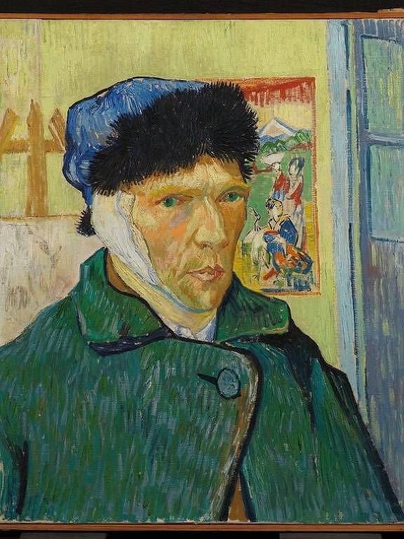 Autorretrato de Van Gogh com a orelha cortada, de 1889. Van Gogh aparece de perfil. Ele usa casaco verde escuro, boina na cabeça e tem a orelha direita protegida por um curativo branco.
