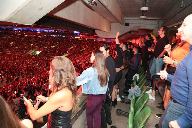 Público acompanha o show do Maroon 5 do camarote do restaurante Braza, instalado dentro do estádio Allianz Parque, na região de Perdizes, em São Paulo