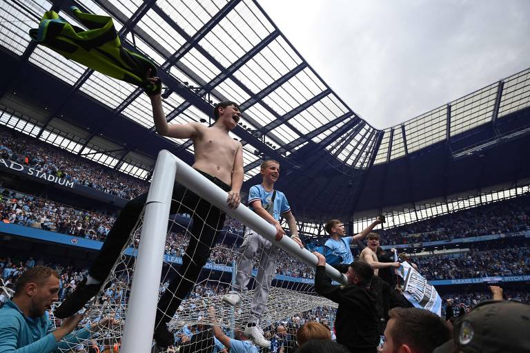 Torcida invade, City bate Chelsea e levanta troféu da Premier League