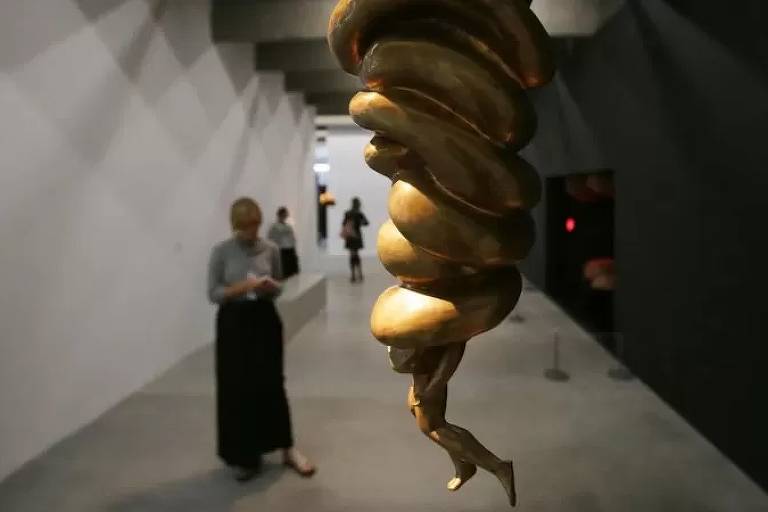 Escultura dourada em espiral
