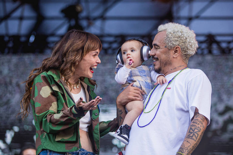 O rapper Marcelo D2, com a esposa, Luiza Machado, e a filha Maria Isabel no palco do Mita Festival, no Rio de Janeiro