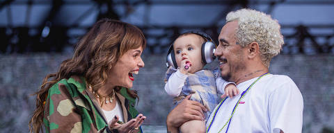 O rapper Marcelo D2, a esposa Luiza Machado Peixoto e a filha Maria Luiza no palco do Mita Festival, no Rio de Janeiro