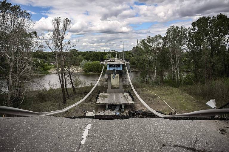 Ponte destruída, que liga as cidades de Lysychansk à Severodonetsk, na região leste de Donbass, na Ucrânia, em meio à invasão russa no país