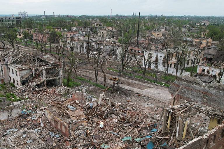 Vista geral da cidade de Mariupol, no sul da Ucrânia, mostra edifícios destruídos 