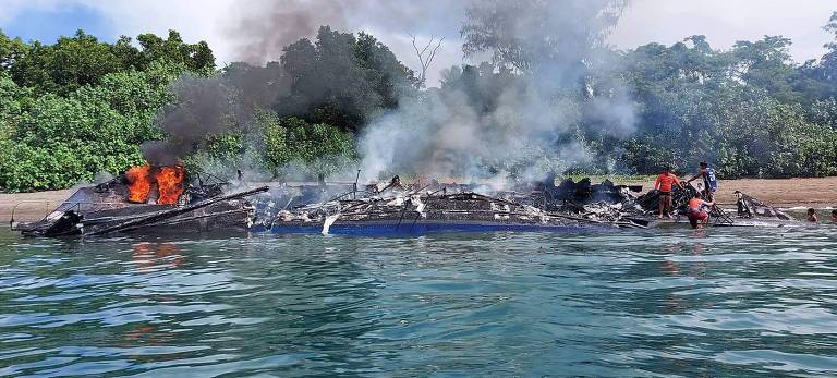Imagem divulgada pela Guarda Costeira das Filipinas mostra os restos de uma balsa perto da cidade de Real, na província de Quezon, onde ao menos sete pessoas foram mortas e dezenas foram resgatadas em segurança após um incêndio