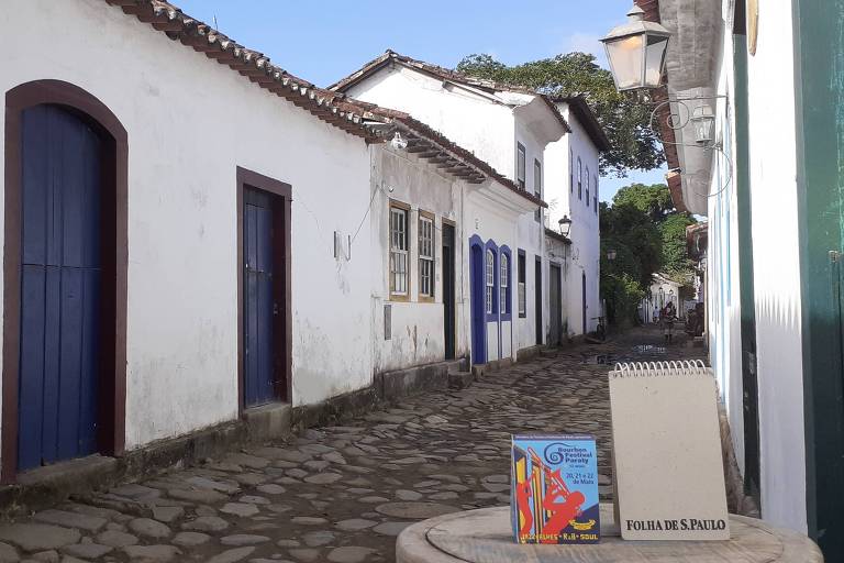 Em foto colorida, a rua Dona Maria Jácome de Mello, antiga rua da Lapa, em Paraty, com seu calçamento de pedras irregulares