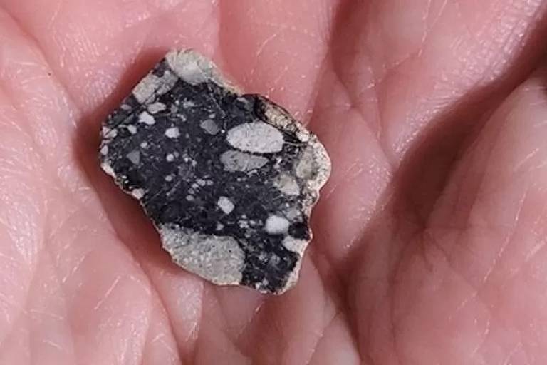 Um fragmento de rocha lunar recuperado por moradores no noroeste da África