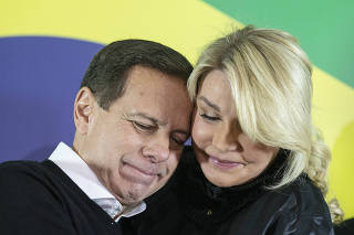 Governador Joao Doria -PSDB- eh amparado pela mulher Bia  apos anunciar  que desistiu da candidatura a Presidencia da Republica em comite do PSDB na av Brasil