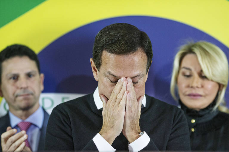 Doria durante o anúncio da desistência da candidatura presidencial, observado por sua mulher, Bia, e por Bruno Araújo