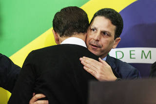 Ex Governador Joao Doria -PSDB-  recebe comprimentos de apoiadores apos anunciar sua desistencia da candidatura a Presidencia da Republica  em comite do PSDB na av Brasil candidatura a Presidencia da Republica