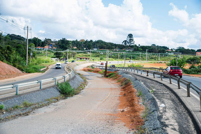 Obras paralisadas na duplicação da rodovia Bunjiro Nakao (SP 250), no trecho que liga Ibiúna a Vargem Grande Paulista, no interior do estado