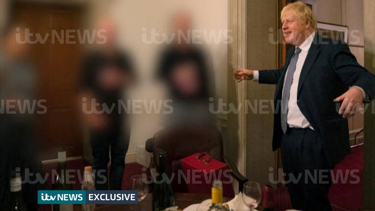 Novas fotos em festa colocam Boris Johnson de volta ao furacão do 'partygate'